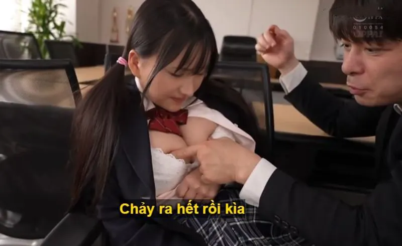 Ba năm trời, thầy giáo rèn luyện học trò ngực đẹp thành “chứa tinh bình”.